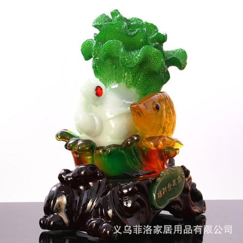 招财金龙鱼与树脂白菜 家居装饰中的吉祥意蕴与空间美学